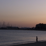 <font size="2"> Abends wird es am Strand schnell leer, auch wenn dieser einzelne Junge gern jemand zum spielen hätte. Aber die interessante Seite des Strandes kommt noch erst... <br />